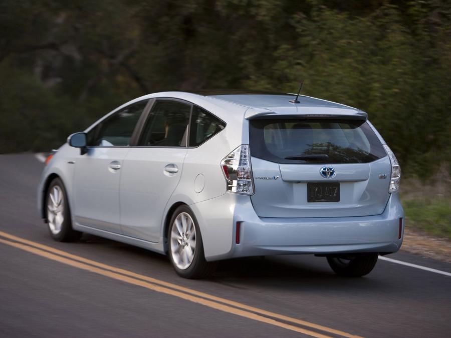  Toyota Prius MPV v 2011 года  (фото 19 из 30)